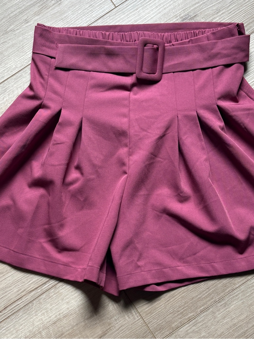 High-Waist Pleated Belted Women's Shorts — Plum